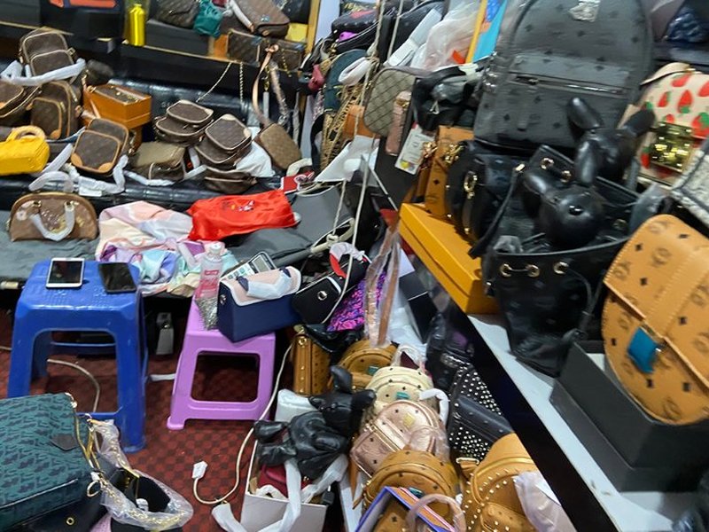 JoyaGoo community rep haul 2026 — high-top rep sneaker batch warehouse storage